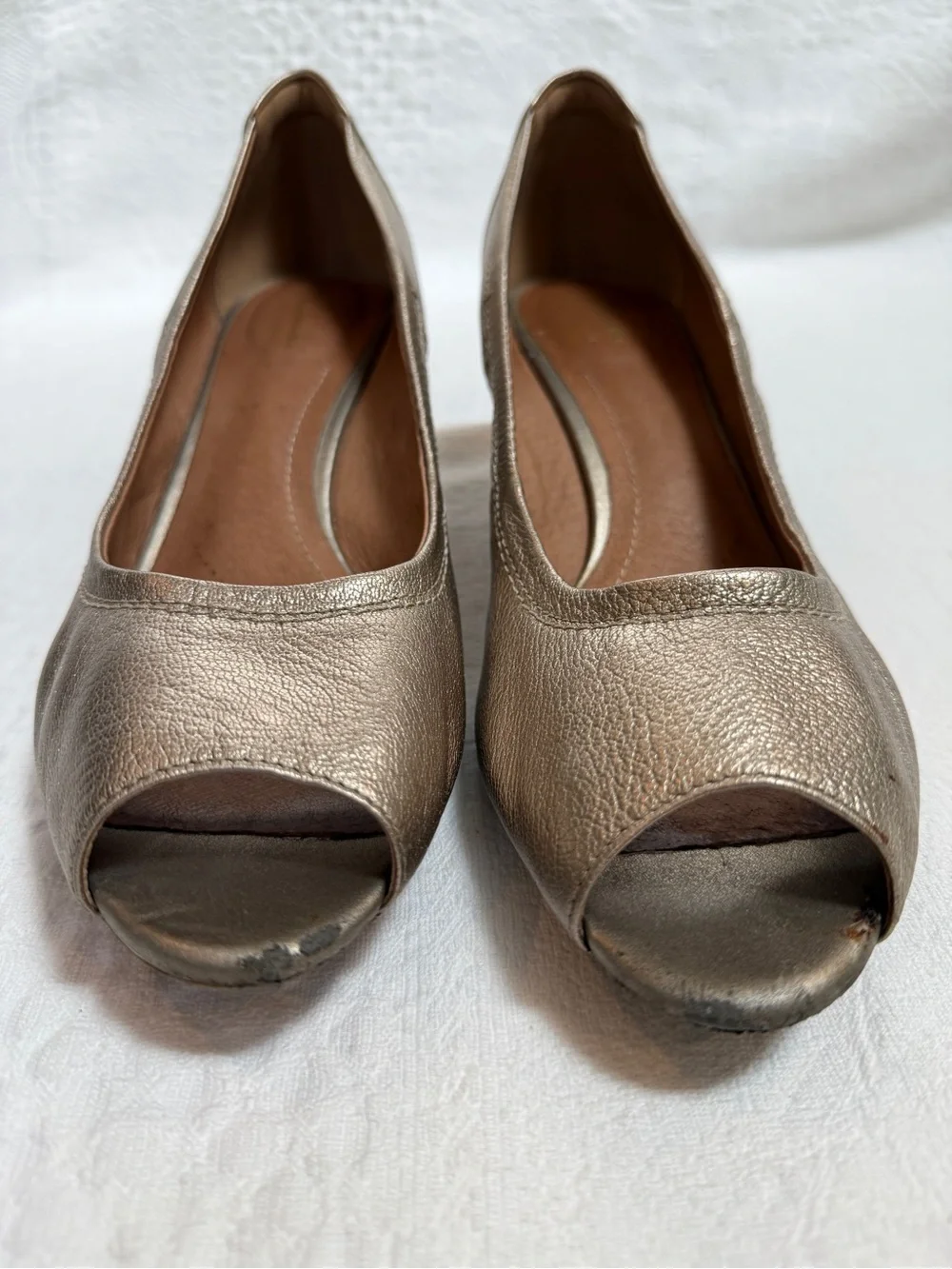 Clarks Artisan Peep Toe Vendra Daisy Wedge Pumps Gold Metallic Shoes Size 10